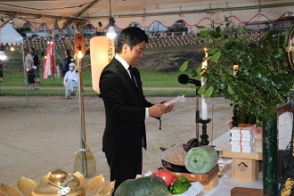 杣川夏祭りで追悼の挨拶する市長